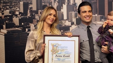 Jaime Camil con su  esposa Heidi Balvanera y su hija Elena Camil  luego de recibir el reconocimiento por parte del Ayuntamiento de Los Ángeles.