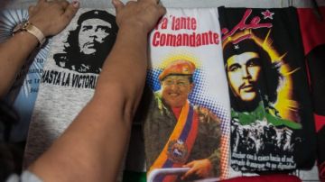 El delicado estado de salud del presidente de Venezuela, Hugo Chávez, ha desatado una intensa fiebre comercial que es desplegada en todo tipo de afiches en las calles de Caracas.