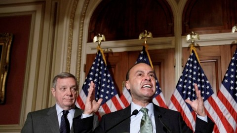 El legislador de origen puertorriqueño Luis Gutiérrez  (c), se suma a líderes demócratas que impulsan una reforma migratoria.