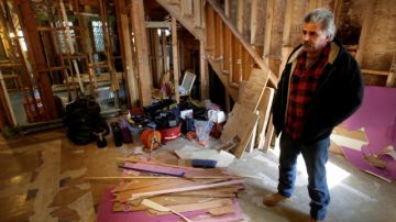 Carmine Colombo veía el jueves su casa en el barrio de Queens, Nueva York, que quedó dañada tras el paso de la tormenta Sandy.