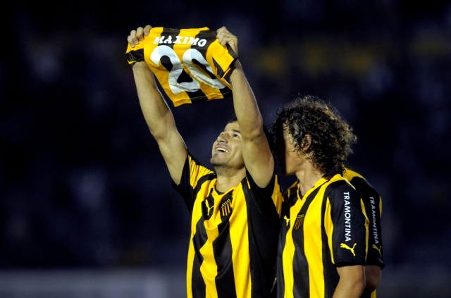 Rodrigo Mora y Maximiliano Pérez, integrantes de Peñarol, festejan el triunfo de los aurinegros en el rentado uruguayo. Ahora viene la Copa Libertadores.