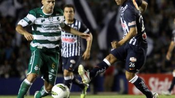 El español Marc Crosas, del Santos y el chileno Humberto Suazo disputan el balón en una acción de la Liga MX. Ambos jugadores tienen ahora duros choque, hoy.