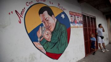 Un mural en forma de corazón muestra una imagen del presidente, Hugo Chávez abrazando a una mujer, en Caracas.