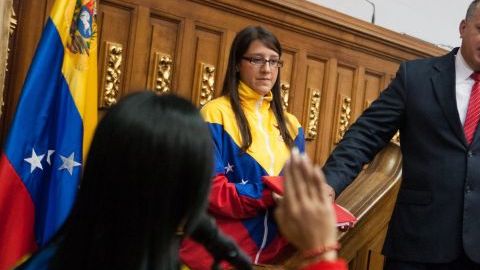 El presidente de la Asamblea Nacional de Venezuela, Diosdado Cabello (d), jura de nuevo en el cargo, luego de ser reelegido para el período 2013-2014.