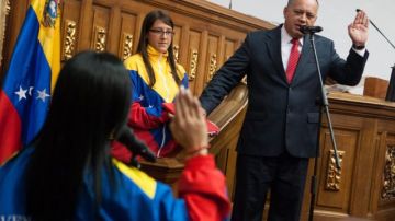 El presidente de la Asamblea Nacional de Venezuela, Diosdado Cabello (d), jura de nuevo en el cargo, luego de ser reelegido para el período 2013-2014.