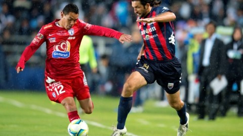 El jugador de Pachuca, Óscar Rojas (izq.), conduce el balón ante la acometida del mediocampista del Atlante, 'Kikín' Fonseca.