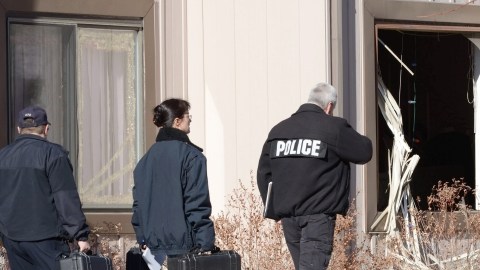 Unos detectives arriban a la vivienda de Aurora, Colorado, en la que se suscitó ayer una balacera.