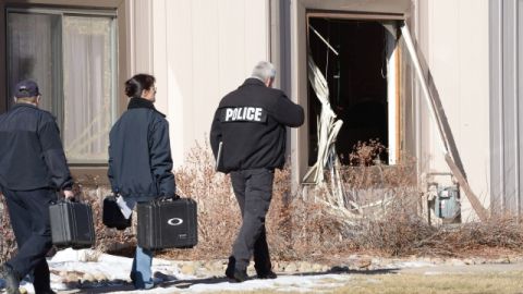 Unos detectives arriban a la vivienda de Aurora, Colorado, en la que se suscitó ayer una balacera.