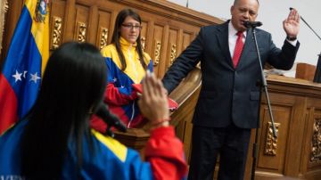 El presidente de la Asamblea Nacional de Venezuela, Diosdado Cabello (d), jura de nuevo en el cargo, luego de ser reelegido.