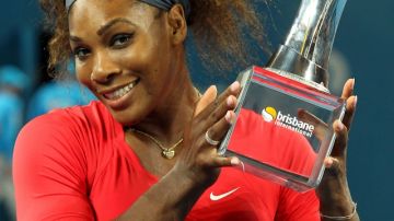 Serena Williams  posa con el trofeo de campeona del  torneo de Brisbane.
