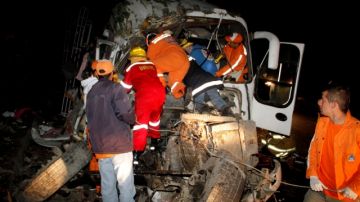 Los bomberos y equipos de rescate sacan a los heridos de los restos de un vehículo que se estrelló en el Cerro Bravo.