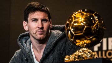 Leo Messi parece grabar en su mente el histórico momento que acaba de protagonizar.