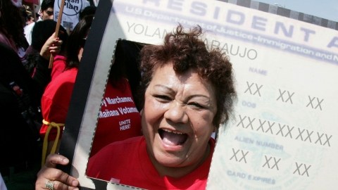 Miles de personas se manifestaron en las calles de Los Ángeles a favor de una reforma migratoria.