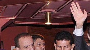 El Presidente Bashar Al Assad (C) después de hablar ayer por TV.