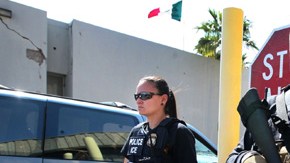 Agentes estadounidenses vigilan la frontera entre EEUU y México.