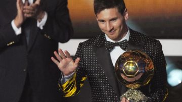 Leonel Messi en un momento histórico, al recibir su cuarto Balón de Oro consecutivo.
