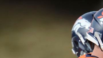 Peyton Manning, quarterback de Broncos, utiliza guantes anaranjados
