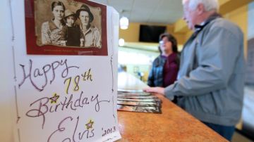 Los alcaldes de Memphis y el condado de Shelby proclamaron el Día de Elvis Presley durante la ceremonia.