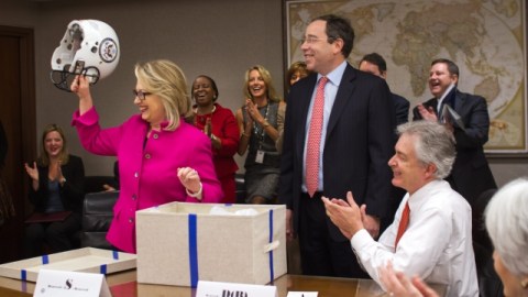 Hillary Clinton recibe regalos de sus compañeros de trabajo.