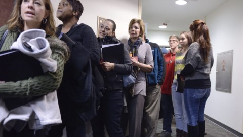 Familiares y amigos de las víctimas del tiroteo de un cine en Aurora, Colorado, perpetrado supuestamente por James Holmes.