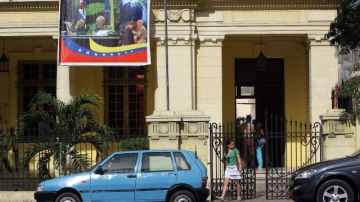 Un cartel con la imagen del presidente de Venezuela, Hugo Chávez y del líder cubano Fidel Castro ondea en la fachada de la Casa del Alba Cultural  en La Habana. Ambos dirigentes se encuentran enfermos desde hace meses en la isla.