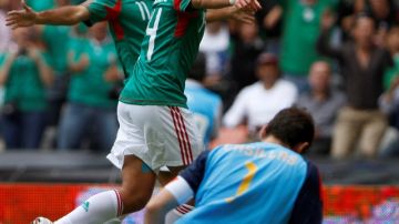 El delantero mexicano Javier 'Chicharito' Hernández festeja el gol que le anota al portero español Iker Casillas, nombrado el mejor del mundo en su posición.