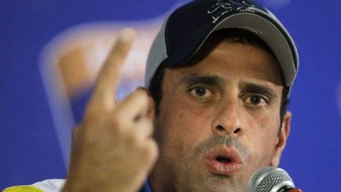 Henrique Capriles pidió hoy al Gobierno que aclare si el presidente Hugo Chávez estará en el país en el acto de posesión del día 10.