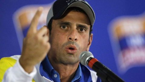 Henrique Capriles pidió hoy al Gobierno que aclare si el presidente Hugo Chávez estará en el país en el acto de posesión del día 10.