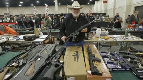 EE.UU. se resiste a olvidar la masacre en Newtown,Connecticut y el debate sobre las armas y su indiscriminada posesión.