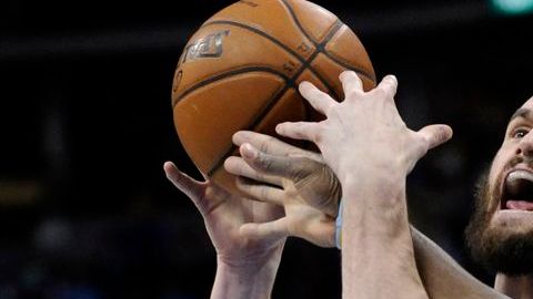 Kevin Love, el astro de los Timberwolves, de fracturó la mano derecha