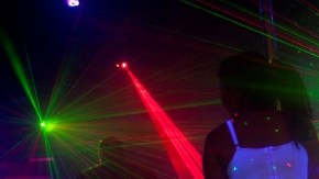 Una chica espera clientes en una zona de prostitución de Villa Mimosa, en Río de Janeiro, en foto del pasado 5 de mayo de 2011. Las profesionales del sexo se 'prepararán' para la Copa Confederaciones y el Mundial.