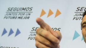 CAR02. CARACAS (VENEZUELA), 08/01/2013.- El líder de la oposición venezolana y actual gobernador del estado Miranda, Henrique Capriles, ofrece una rueda de prensa hoy, martes 8 de enero del 2013, en Caracas (Venezuela), donde pidió al Gobierno que aclare si el presidente Hugo Chávez estará en el país en el acto de posesión del día 10 y a los mandatarios de la región que no viajen para participar en los actos organizados por el chavismo ese día. EFE/MIGUEL GUTIÉRREZ