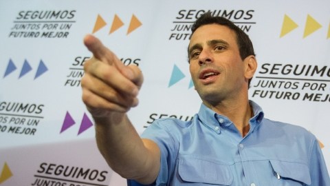 CAR02. CARACAS (VENEZUELA), 08/01/2013.- El líder de la oposición venezolana y actual gobernador del estado Miranda, Henrique Capriles, ofrece una rueda de prensa hoy, martes 8 de enero del 2013, en Caracas (Venezuela), donde pidió al Gobierno que aclare si el presidente Hugo Chávez estará en el país en el acto de posesión del día 10 y a los mandatarios de la región que no viajen para participar en los actos organizados por el chavismo ese día. EFE/MIGUEL GUTIÉRREZ