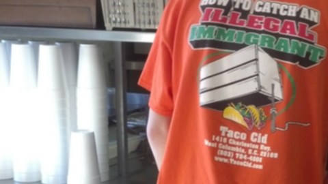 Esta es la camiseta que usan los empleados de Taco Cid en Carolina del Sur. Los propietarios dicen que no promueven el racismo.