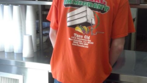 Esta es la camiseta que usan los empleados de Taco Cid en Carolina del Sur. Los propietarios dicen que no promueven el racismo.