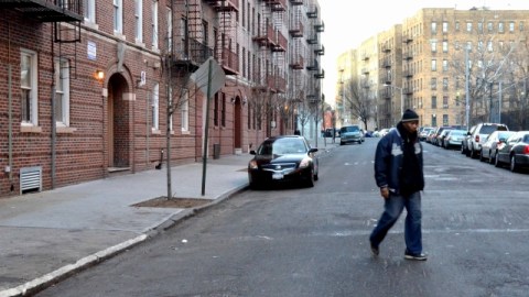 En los alrededores de la avenida Taylor en El Bronx se han registrado numerosos casos de 'parar y registrar' por parte de la Policía en contra de ciudadanos que en su mayoría resultan inocentes. Una magistrada ha ordenado detener esto.
