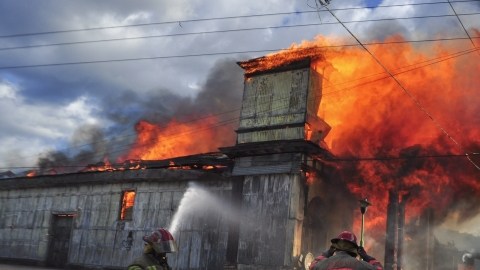 Bomberos salvadoreños intentan sofocar un incendio en la iglesia San Esteban, en el centro histórico de San Salvador. La sede religiosa sufrió daños cuantiosos.