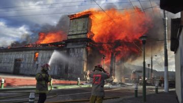 Bomberos salvadoreños intentan sofocar un incendio en la iglesia San Esteban, en el centro histórico de San Salvador. La sede religiosa sufrió daños cuantiosos.