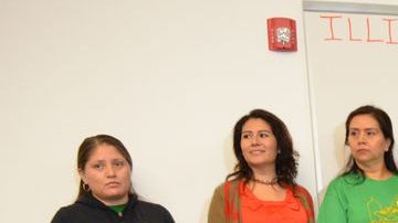 Líderes comunitarios latinos se reunieron en la residencia estudiantil La Casa, de The Resurrection Project, en Pilsen.