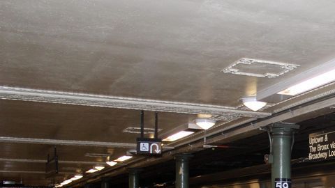 Un grupo civil reincidió en la colocación de mensajes impresos antimusulmanes en el metro de Nueva York.