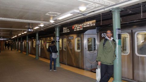 Un grupo civil reincidió en la colocación de mensajes impresos antimusulmanes en el metro de Nueva York.