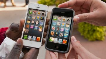 Un iPhone 4S junto a la quinta versión del dispositivo de Apple.