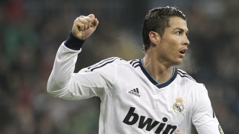 Cristiano Ronaldo festeja uno de los tres goles que marcó ayer ante el Celta de Vigo. El portugués ya suma cinco tantos en este 2013.