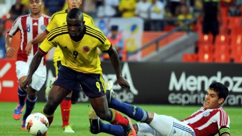 Alan Ruiz (centro), de Argentina, no puede de superar el cerco defen- sivo de Bryan Rabello y  Claudio Baeza, de la Sub-20 de Chile.