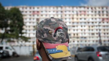Mientras unos venezolanos oran, otros piden elecciones.
