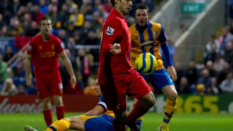 Luis Suárez al momento de controlar el balón que le rebotó en la mano para después anotar en el partido del domingo ante el Mansfield.