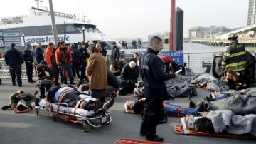 La policía y los servicios de emergencia ayudan a los heridos del transbordador que colisionó contra un muelle del Bajo Manhattan, en N.Y.