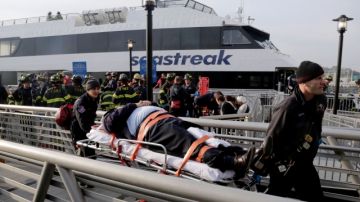 Un pasajero lesionado en el accidente del ferry es trasladado a una ambulancia.