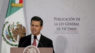 El presidente Enrique Peña Nieto, en la firma  de la   Ley General de Víctimas.