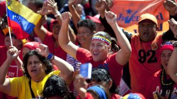 El inicio del acto fue con el himno nacional de Venezuela y en el que se oyó la voz de Chávez pronunciando frases del coro.